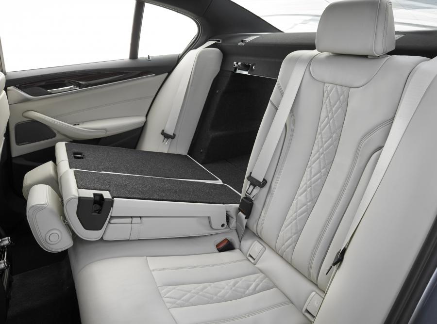 Интерьер BMW 540i Sedan M Sport 2017 года  (WW) (фото 78 из 98)